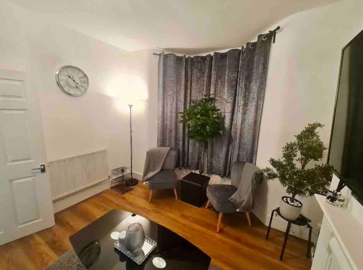 L A Place Croydon, London Villa Norwood Dış mekan fotoğraf